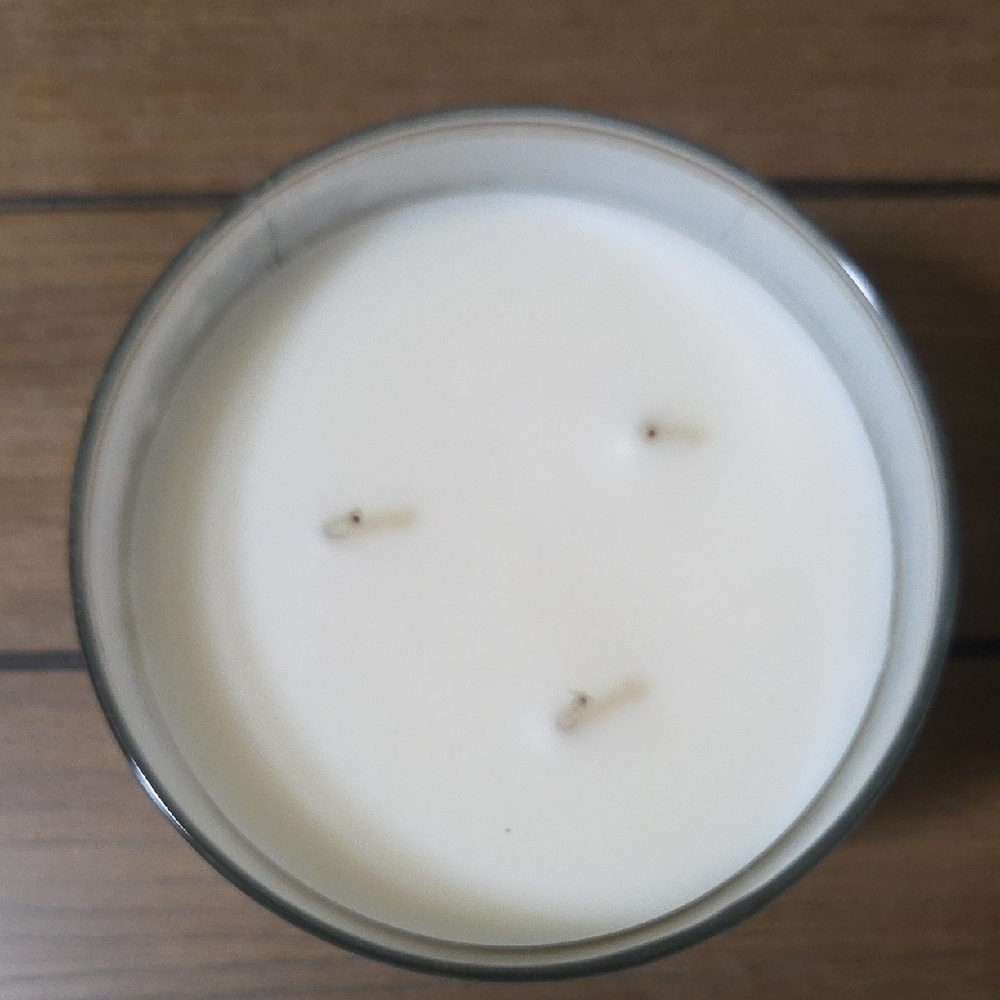 Bath & Body Works Shoreline Hydrangea Candle - Navy Blue & Light Blue - Picture 4 of 4